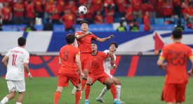 希腊队VS丹麦队世预赛：中场控制与边路突破悬念对决