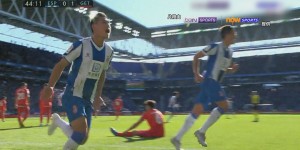 西甲赛场上巴塞罗那3-0完胜比利亚雷亚尔，莱万双响助巴萨领跑积分榜